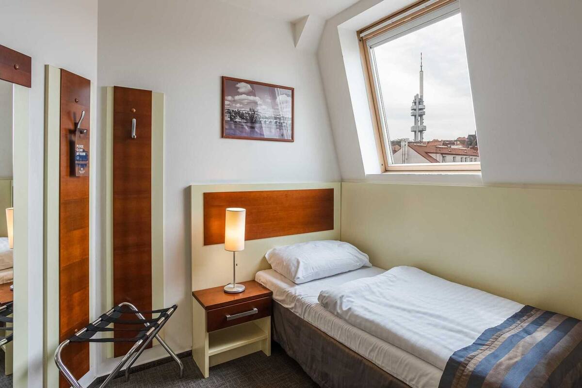 Minibar, coffres-forts dans les chambres, bureau, rideaux occultants
