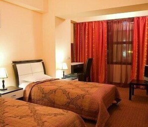 Hochwertige Bettwaren, Betten mit Memory-Foam-Matratzen, Minibar