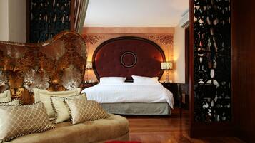 Suite, 1 King Bed | In-room safe, desk, blackout curtains, soundproofing