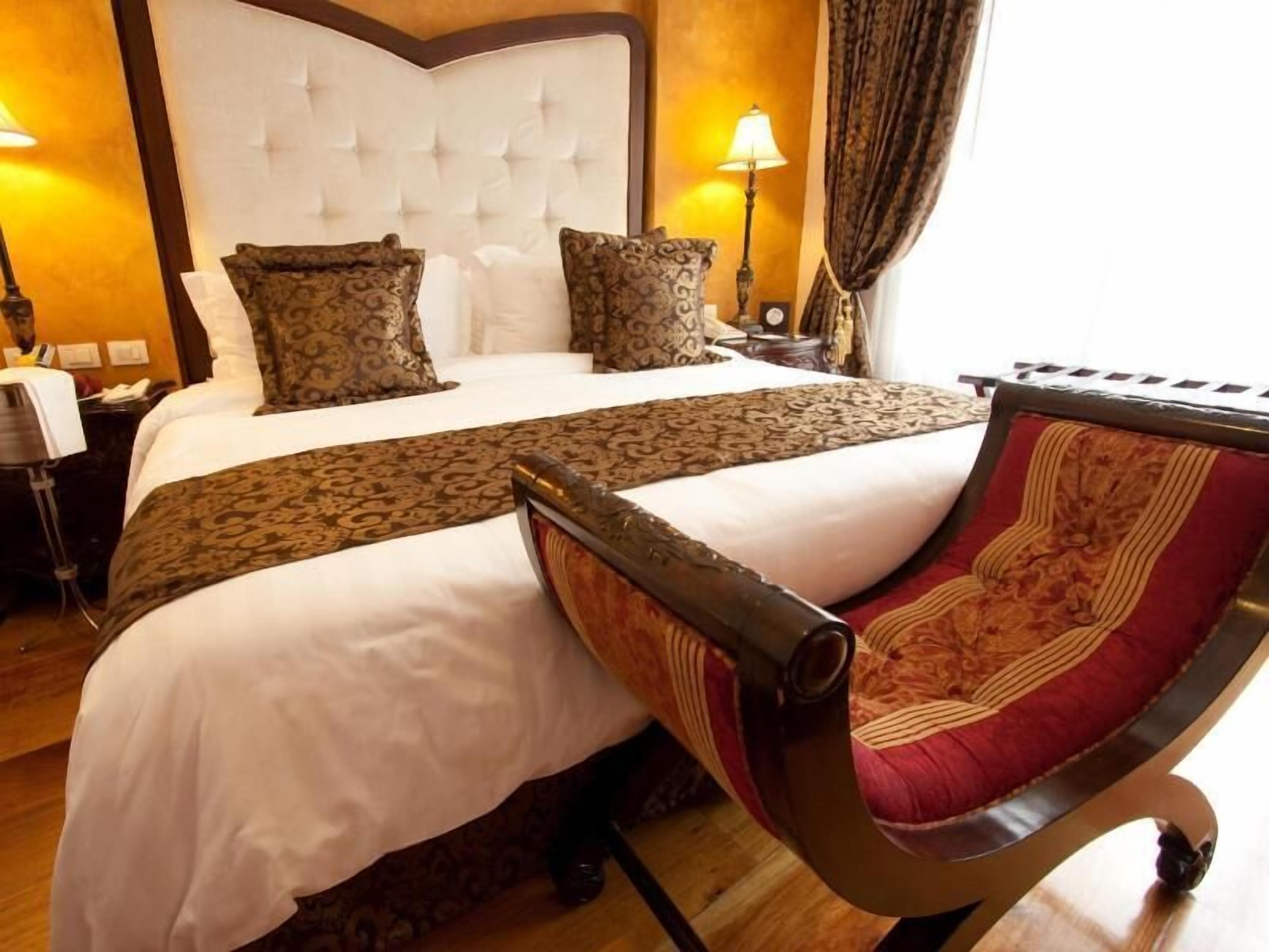 Zimmersafe, Schreibtisch, Verdunkelungsvorhänge, schallisolierte Zimmer