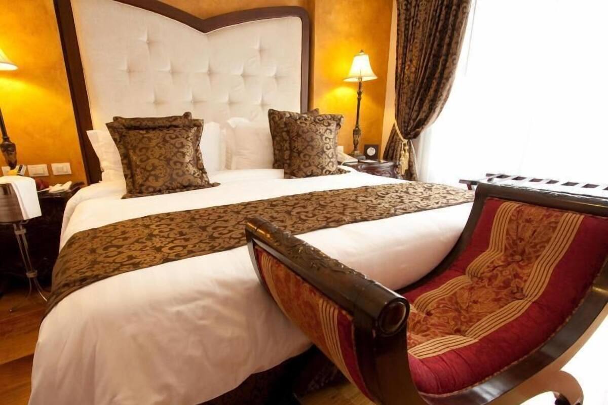 Zimmersafe, Schreibtisch, Verdunkelungsvorhänge, schallisolierte Zimmer