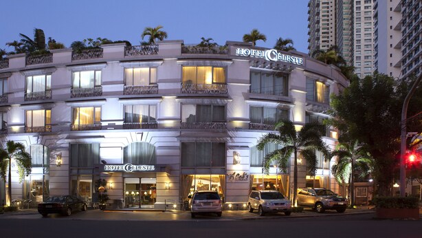 Un hotel de varios pisos con un letrero llamativo que dice "HOTEL CLICHESTE".