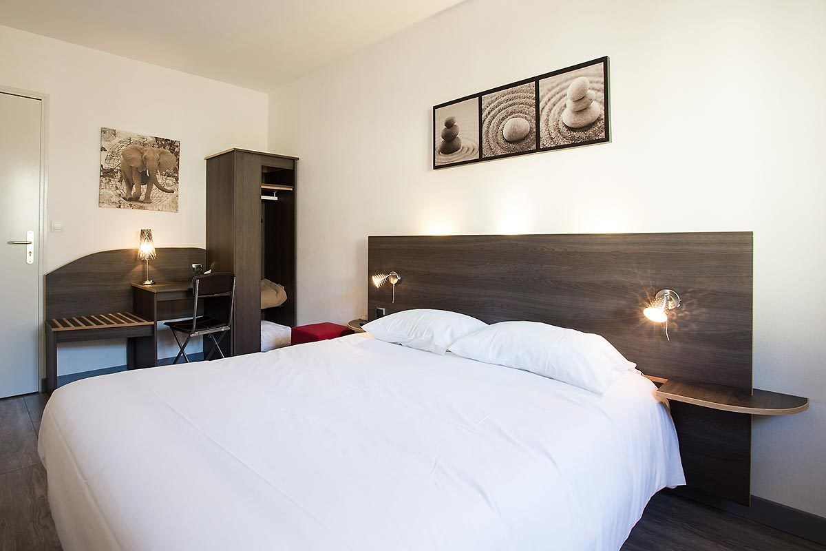 Desk, cribs/infant beds, free WiFi