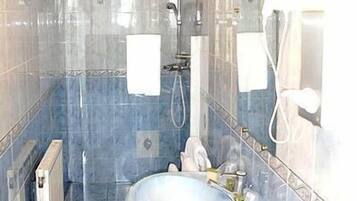 Amenidades de baño gratuitas, secadora de cabello, toallas