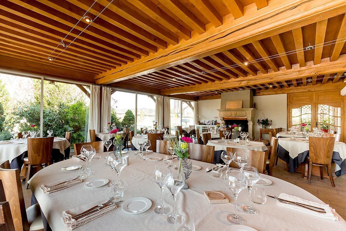 حيث تُقدم وجبات الإفطار، الغداء، العشاء، الأطباق الفرنسية