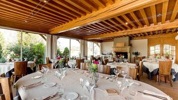 Breakfast, lunch, dinner served; French cuisine