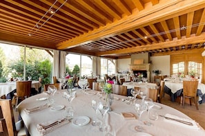 供应早餐、午餐和晚餐,法国菜