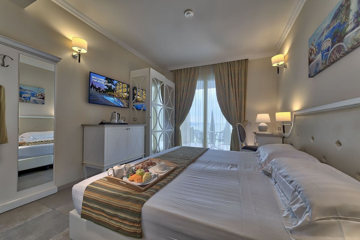 Standaard kamer, balkon, uitzicht op meer | Een minibar, een kluis op de kamer, een bureau, een laptopwerkplek