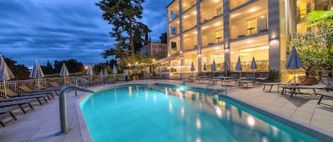 Outdoor pool, open 9:00 AM to 7:00 PM, pool umbrellas, pool loungers