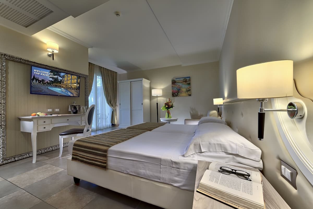 Comfort kamer, gedeeltelijk uitzicht op meer | Een minibar, een kluis op de kamer, een bureau, een laptopwerkplek