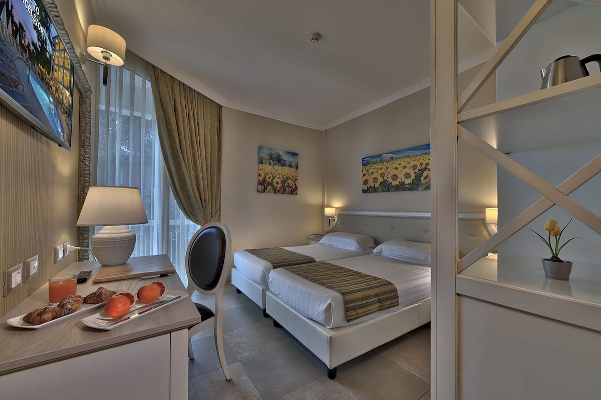 Standaard kamer, balkon, gedeeltelijk uitzicht op meer | Een minibar, een kluis op de kamer, een bureau, een laptopwerkplek