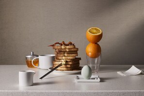 Sarapan bufet setiap hari (HKD 283.8 seorang) 