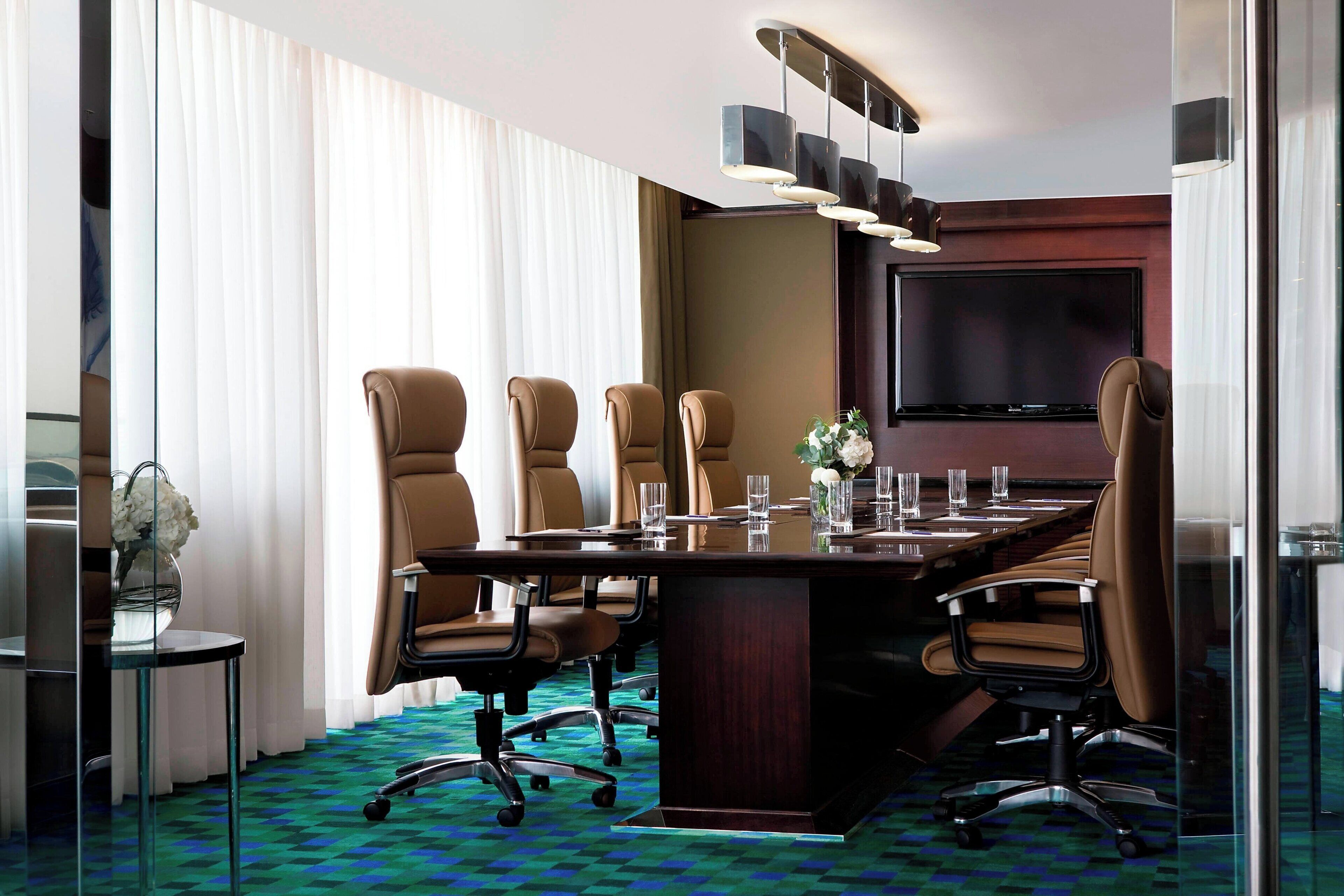 2 bars/lounges, sports bar, cocktail bar