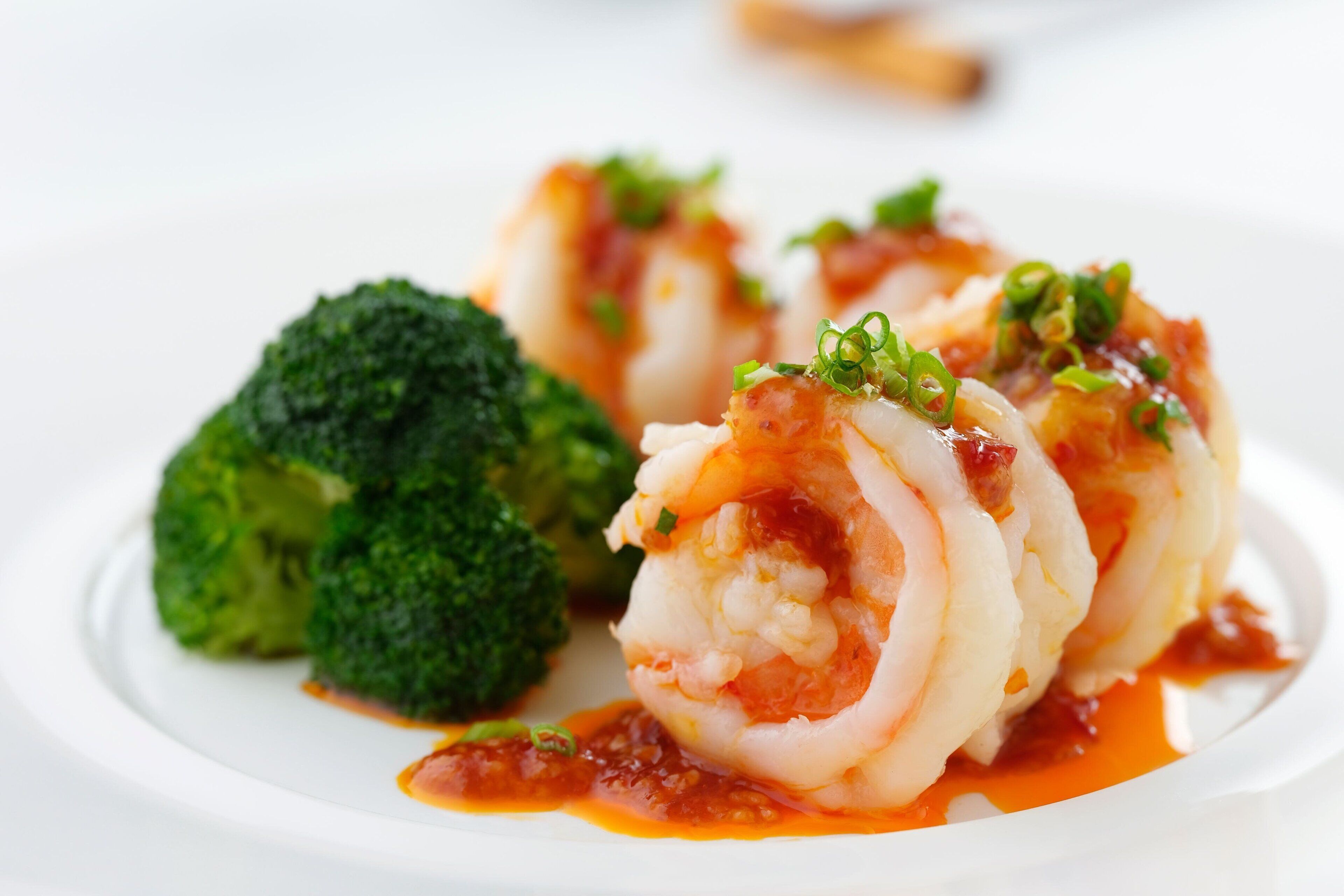 A plate with shrimp and broccoli.
