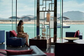 2 bars/lounges, sports bar, cocktail bar