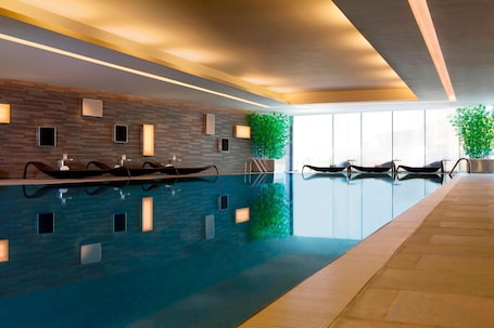 Una piscina techada. Hong Kong SkyCity Marriott Hotel