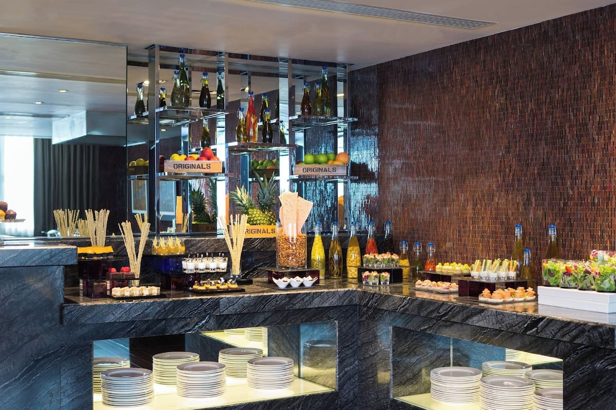 2 bars/lounges, sports bar, cocktail bar