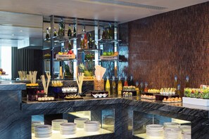2 bars/lounges, sports bar, cocktail bar
