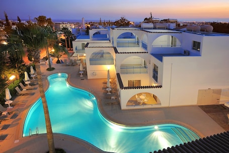 Piscina all'aperto. Petrosana Hotel Apartments