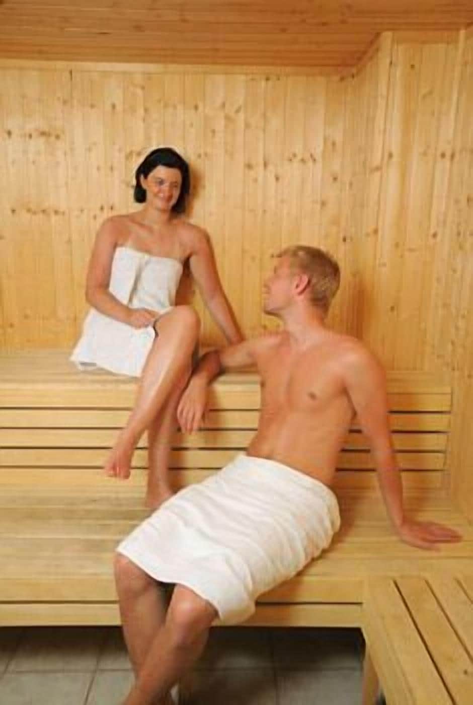 Una sauna con bancos de madera.