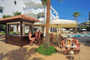 Outdoor pool - Petrosana Hotel Apartments (Ayia Napa)