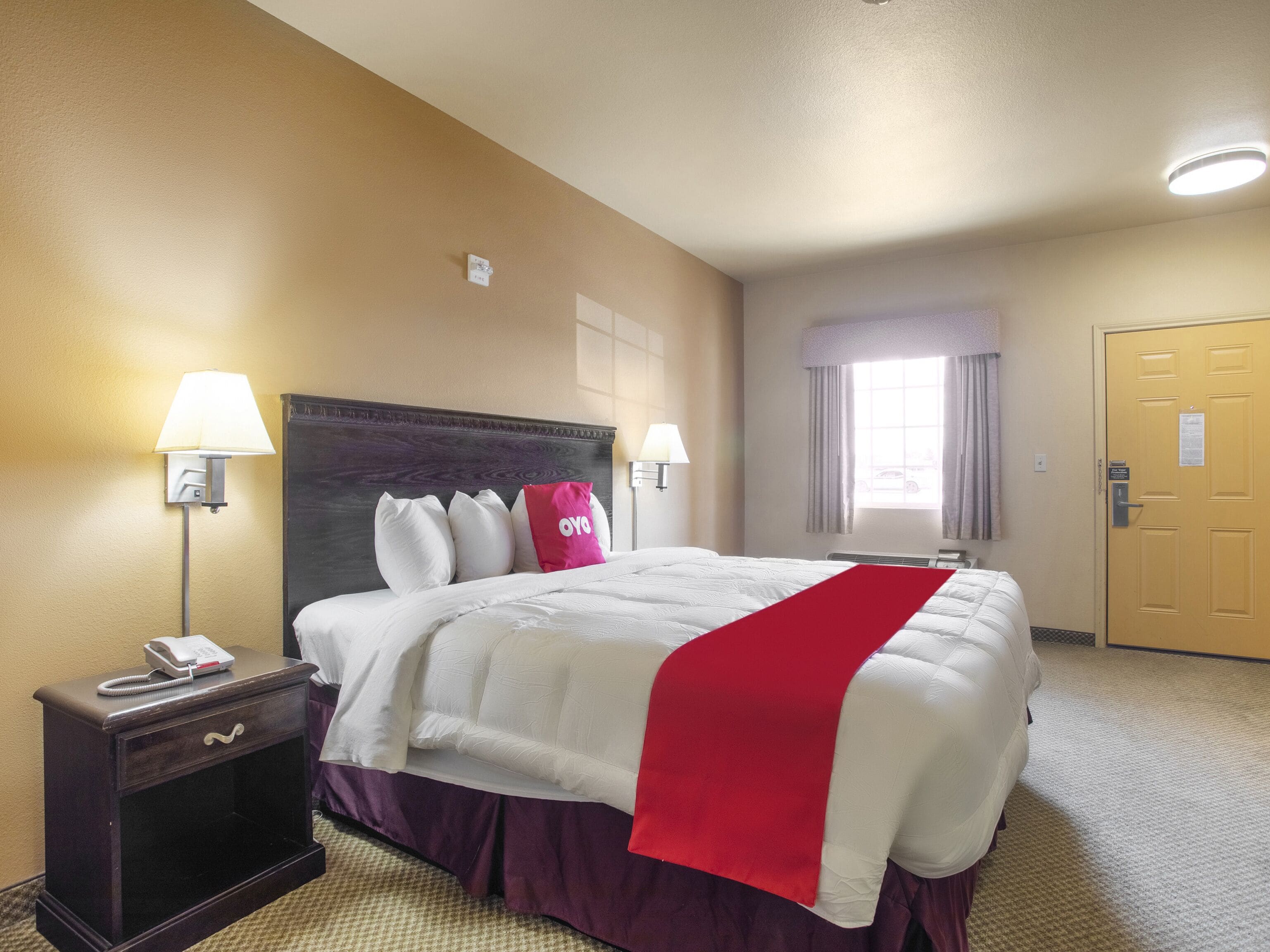 Escritorio, tabla de planchar con plancha, wifi gratis y ropa de cama