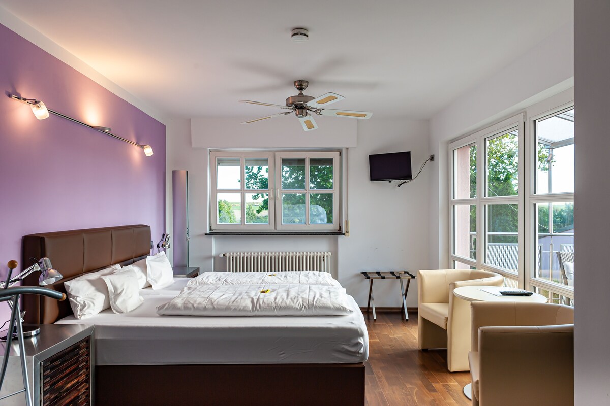 Standardzimmer | Zimmersafe, Schreibtisch, kostenloses WLAN, Bettwäsche