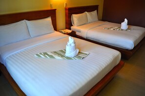 Quarto luxo, 2 camas Queen | Frigobar, cofres nos quartos, berços grátis, camas extras/dobráveis