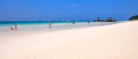 Beach nearby, white sand, beach bar