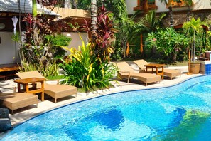 Outdoor pool, sun loungers - Boracay Beach Club (Boracay Island)