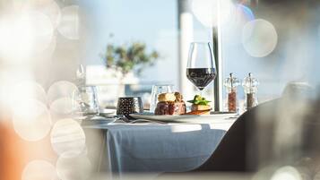 2 restaurants; breakfast, lunch, and dinner served