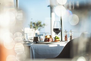 2 restaurants; breakfast, lunch and dinner served  - Kefalos - Damon Hotel Apartments (Paphos)