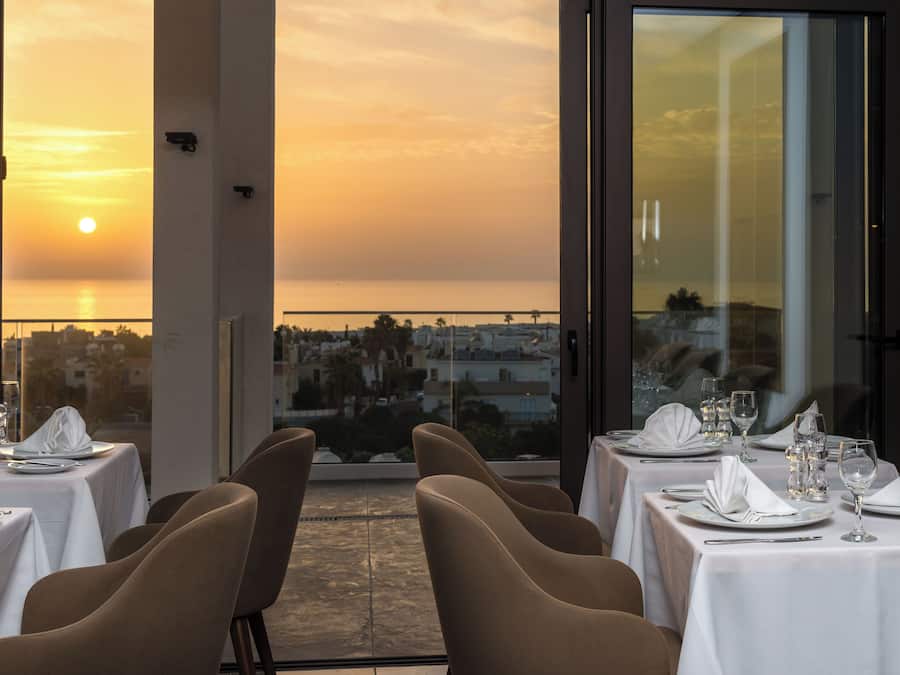 2 restaurants, breakfast, lunch served; local and international cuisine