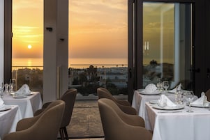 2 间餐厅，供应早餐、午餐和晚餐，本地与国际菜