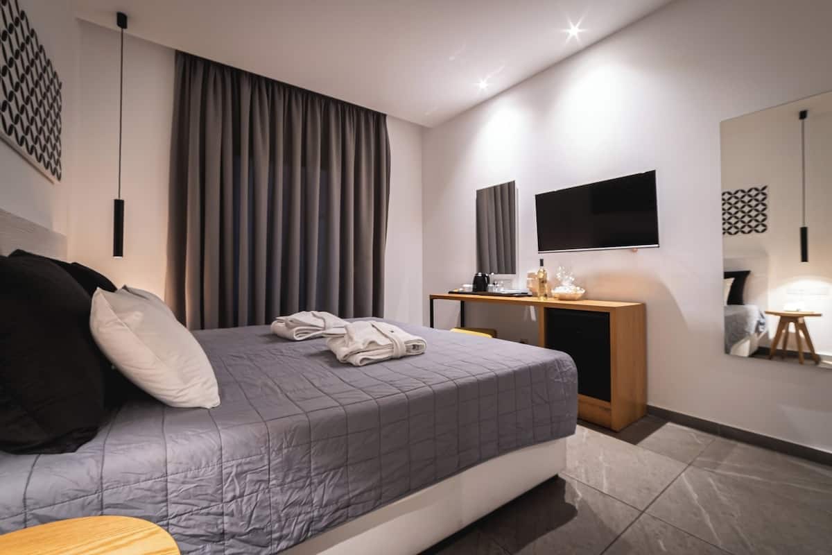 2 bedrooms, desk, blackout curtains, soundproofing