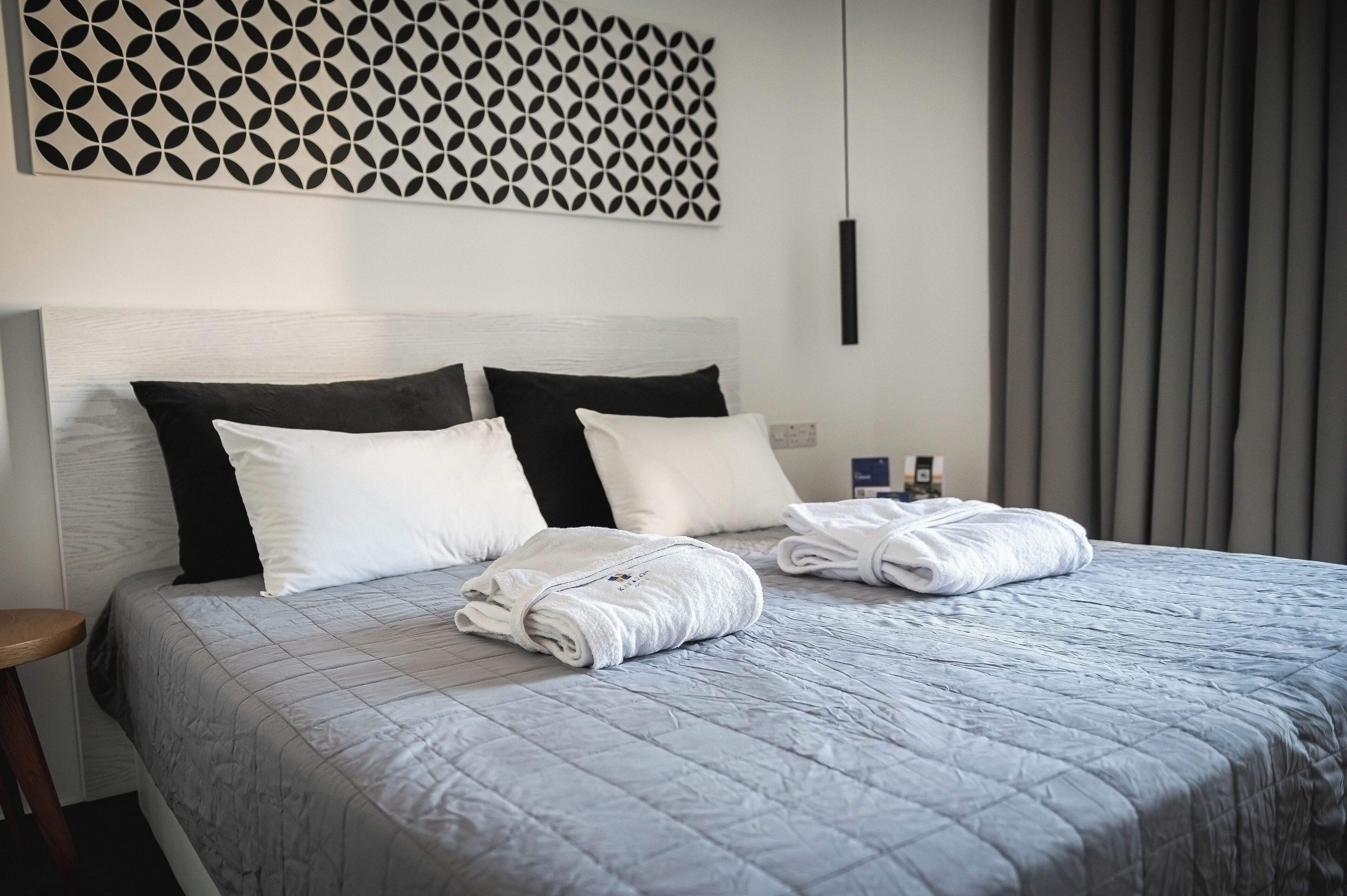 2 bedrooms, desk, blackout curtains, soundproofing