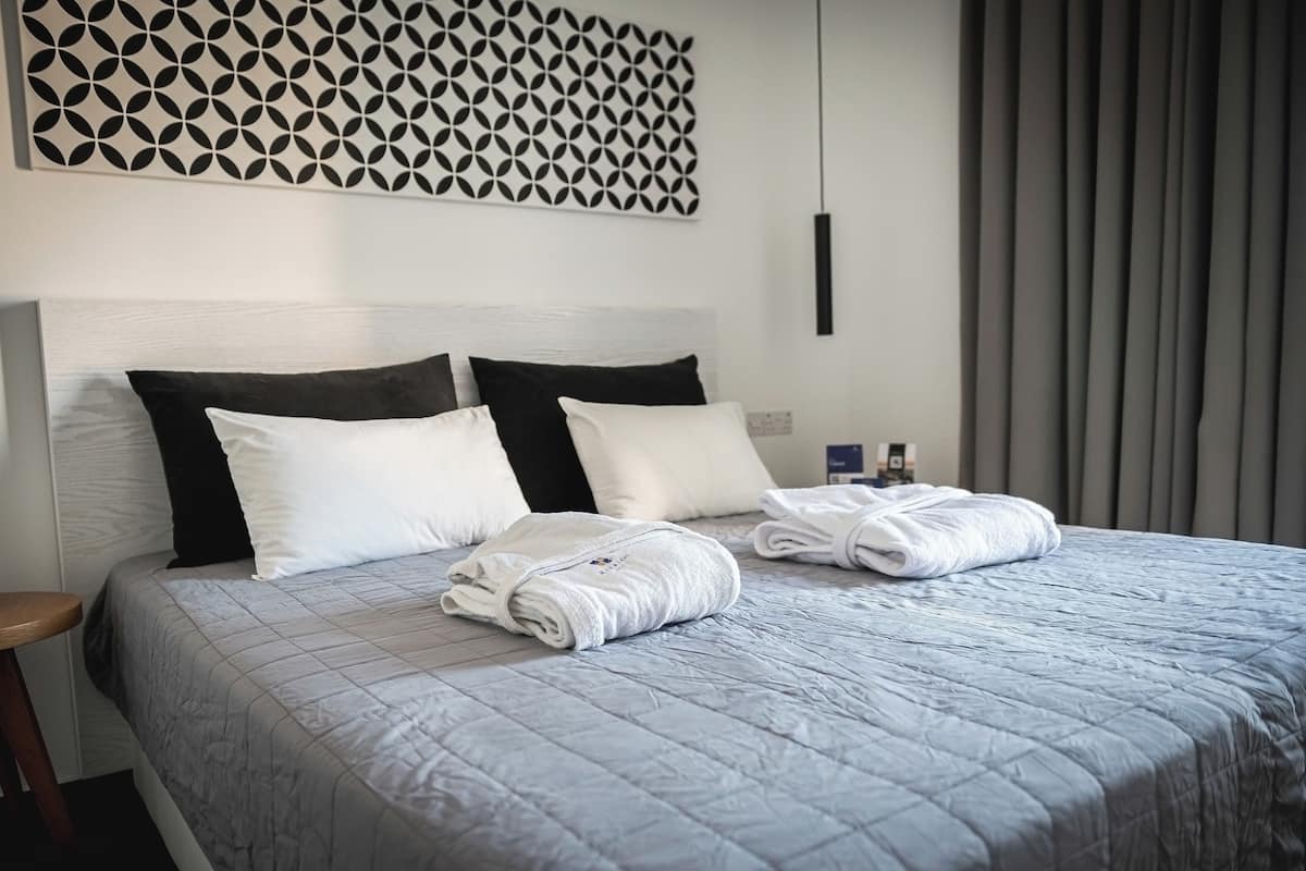 2 bedrooms, desk, blackout curtains, soundproofing