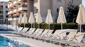 3 ulkouima-allasta, aurinkovarjoja, aurinkotuoleja