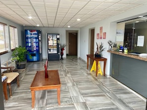 Interior entrance - Econo Inn (Columbus)