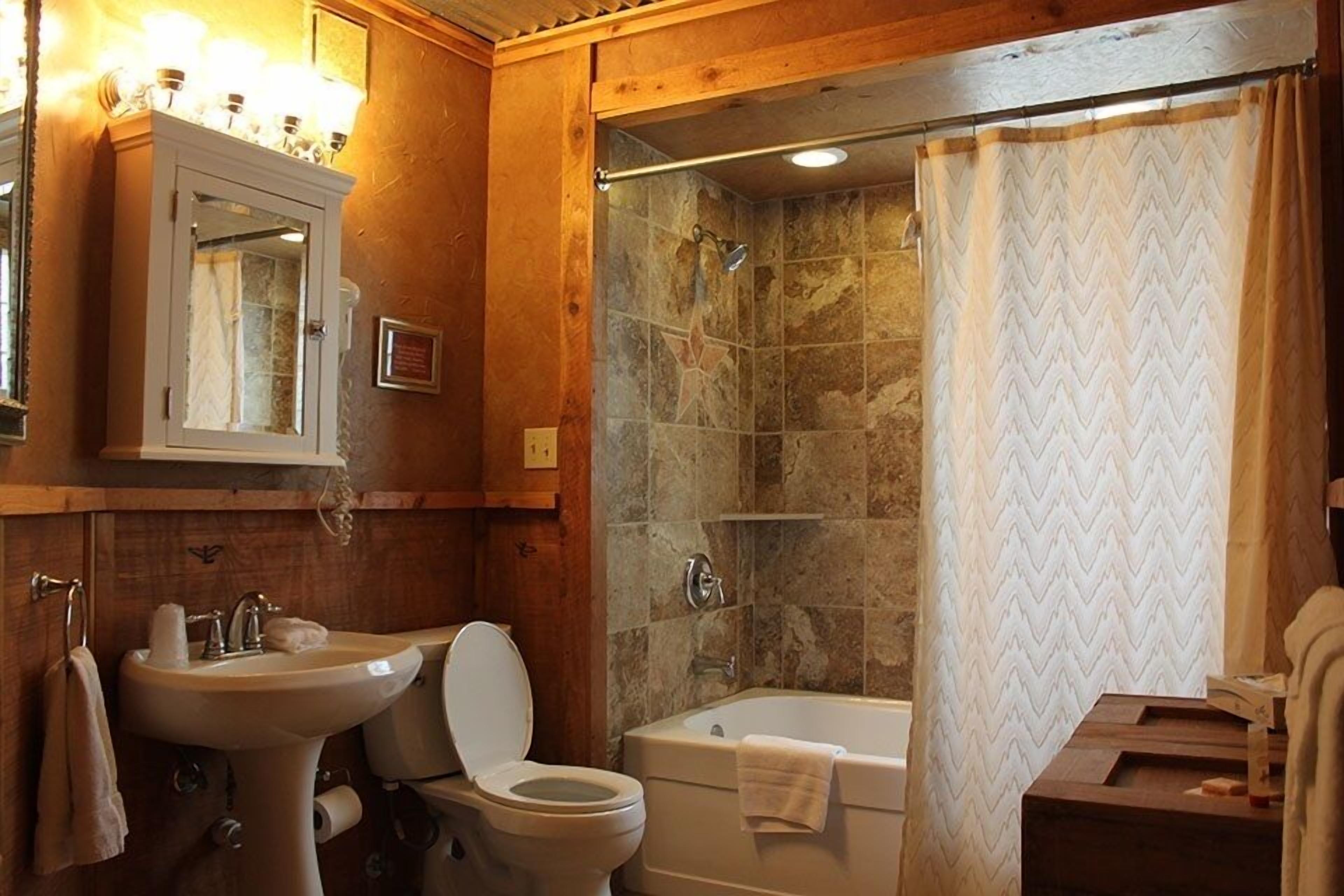 Une salle de bain avec un lavabo, des toilettes et une baignoire.