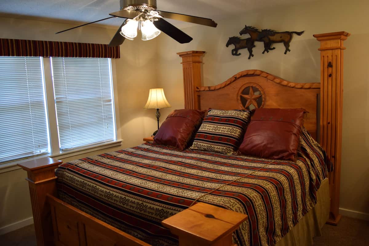 Iron/ironing board, WiFi, bed sheets, wheelchair access