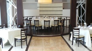 2 restaurants; breakfast, lunch, dinner, and brunch served - Amman Airport Hotel (Amman)