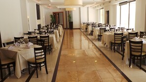 2 restaurants, breakfast, lunch, dinner served; international cuisine - Amman Airport Hotel (Amman)