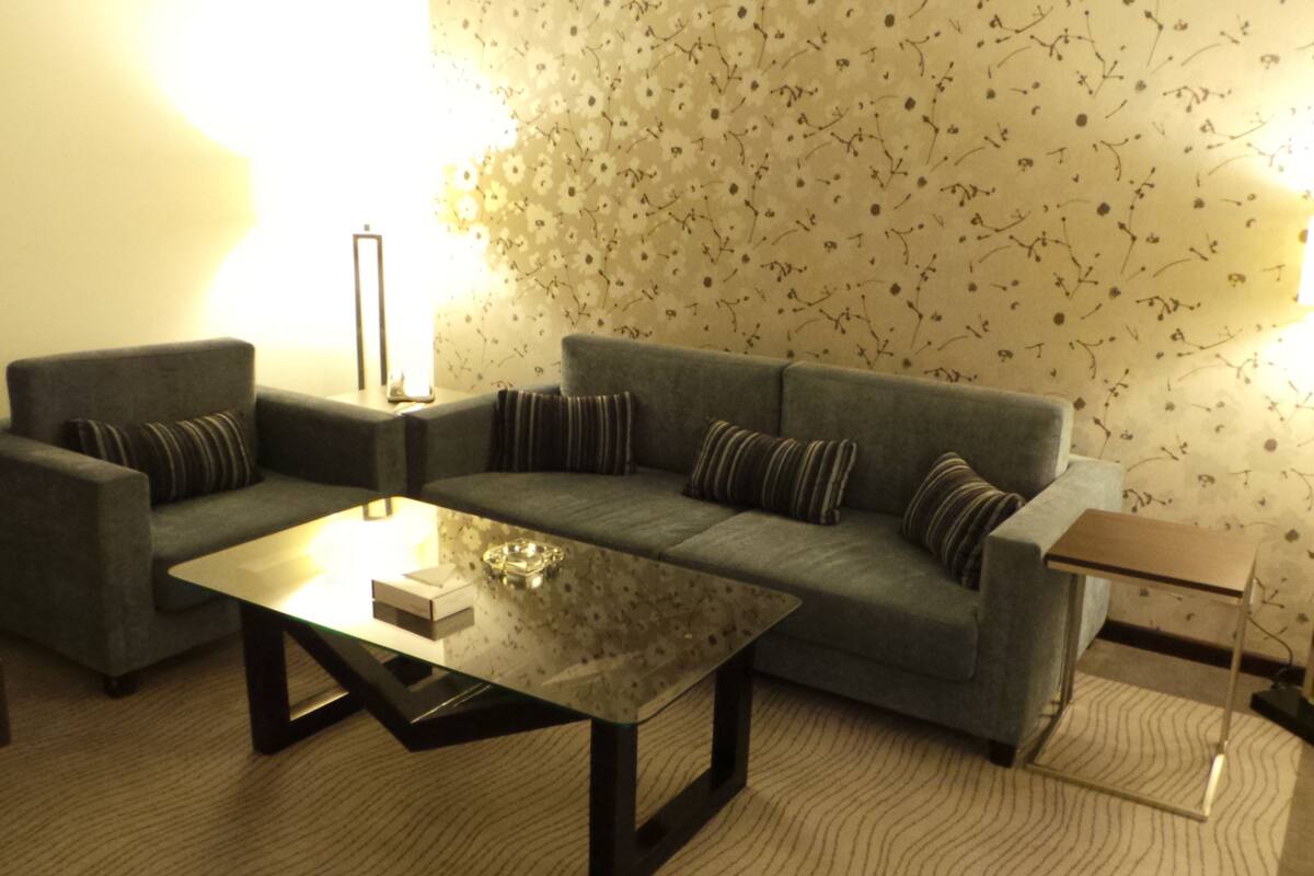 deluxe suite | egyptian cotton sheets, down duvets, in-room safe, desk