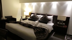 Royal Suite | Egyptian cotton sheets, down duvets, in-room safe, desk - Amman Airport Hotel (Amman)