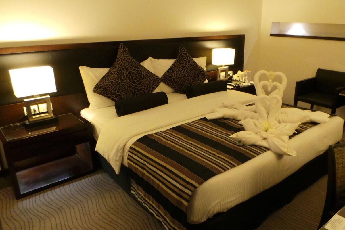 Egyptian cotton sheets, down comforters, in-room safe, desk