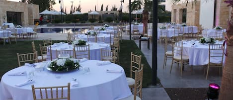 2 restauranter, frokost, lunsj og middag serveres, internasjonale retter