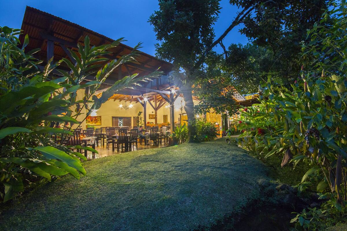 lunch, dinner, brunch served; international cuisine, garden views