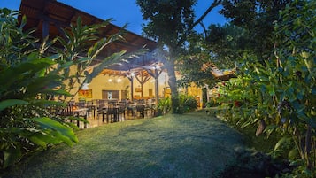 Se sirven almuerzos y cenas; cocina internacional; con vista al jardín