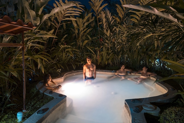 Banyera d'hidromassatge a l'aire lliure